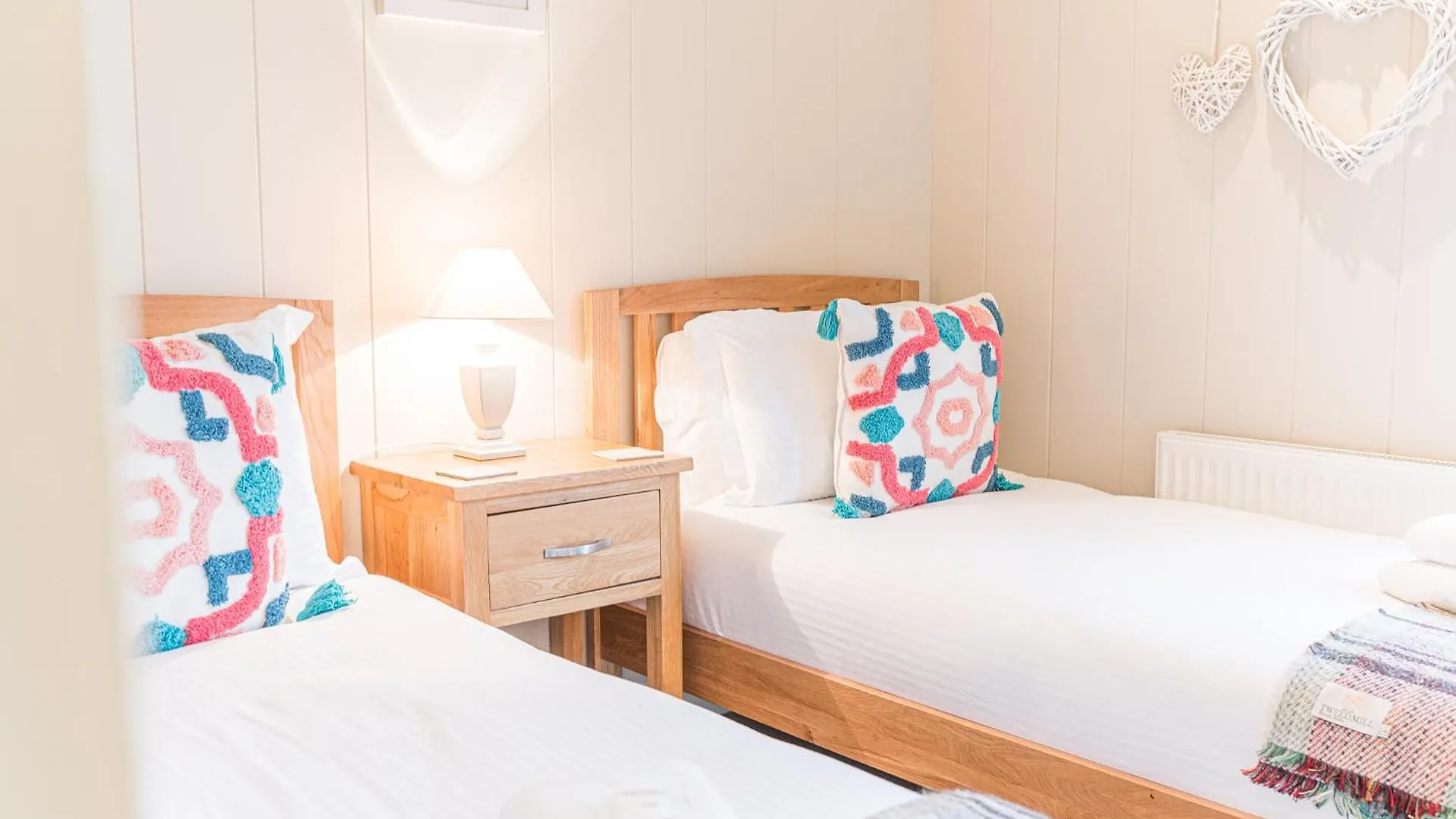 Family Friendly, Lovely Lakeland With Private Parking And A Patio シャレー *