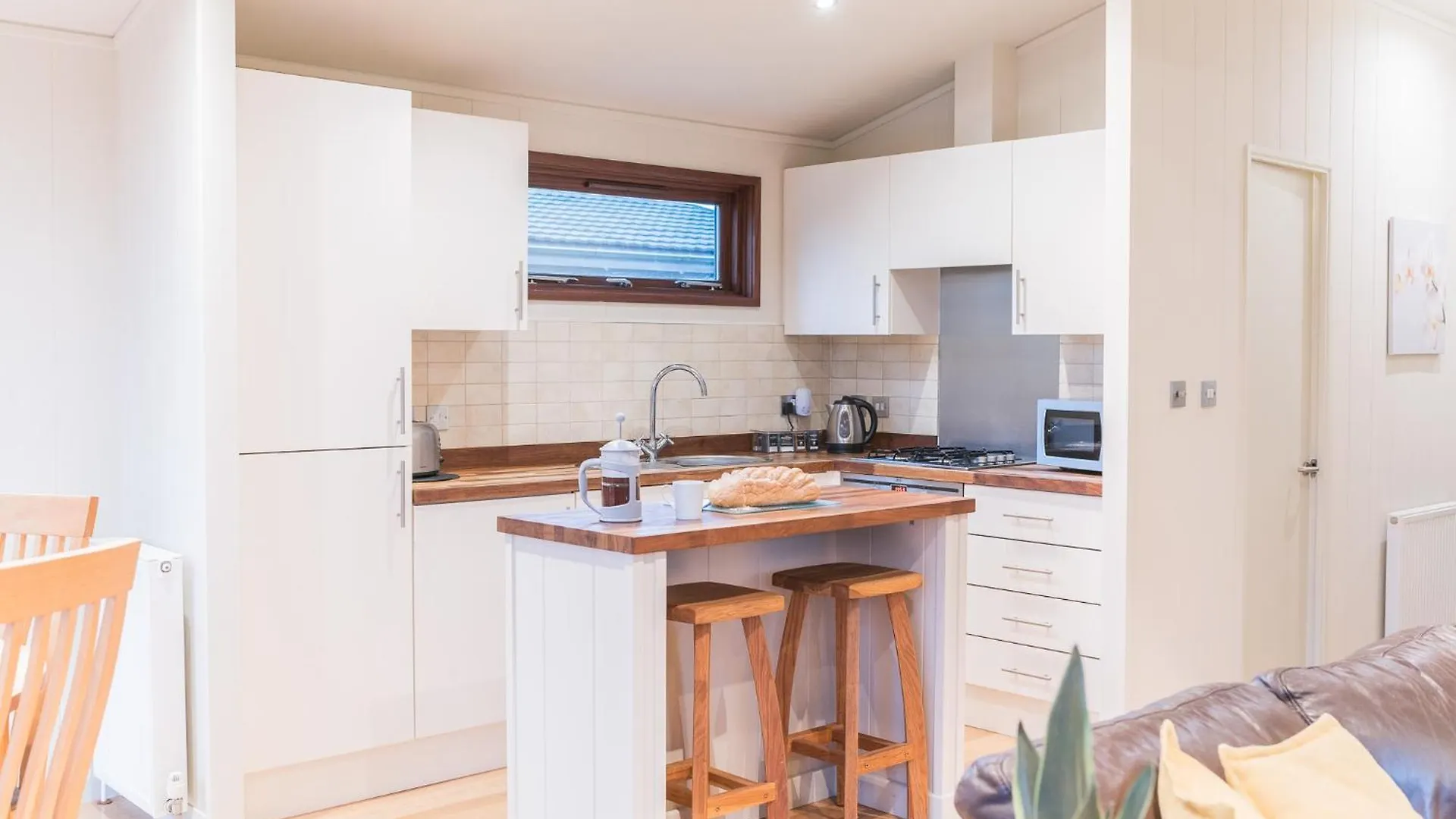 Family Friendly, Lovely Lakeland With Private Parking And A Patio Chalet