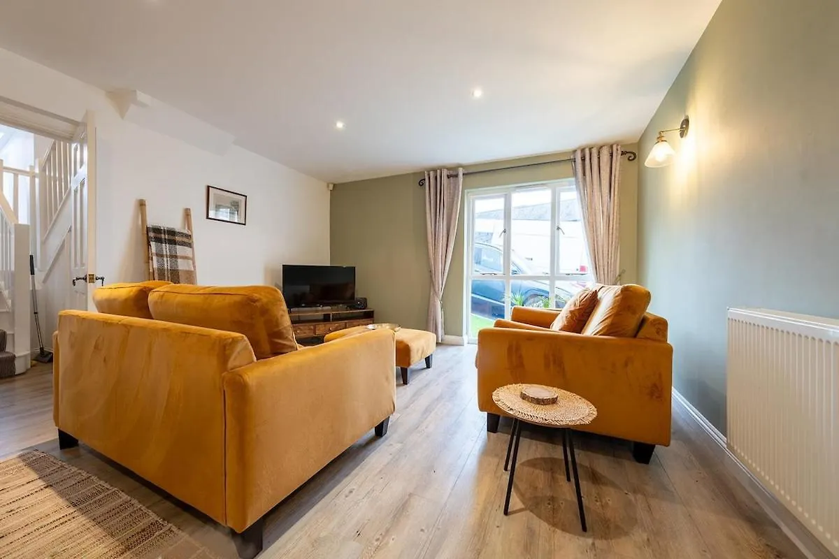 Spacious & Relaxing With Free Parking Holiday home *