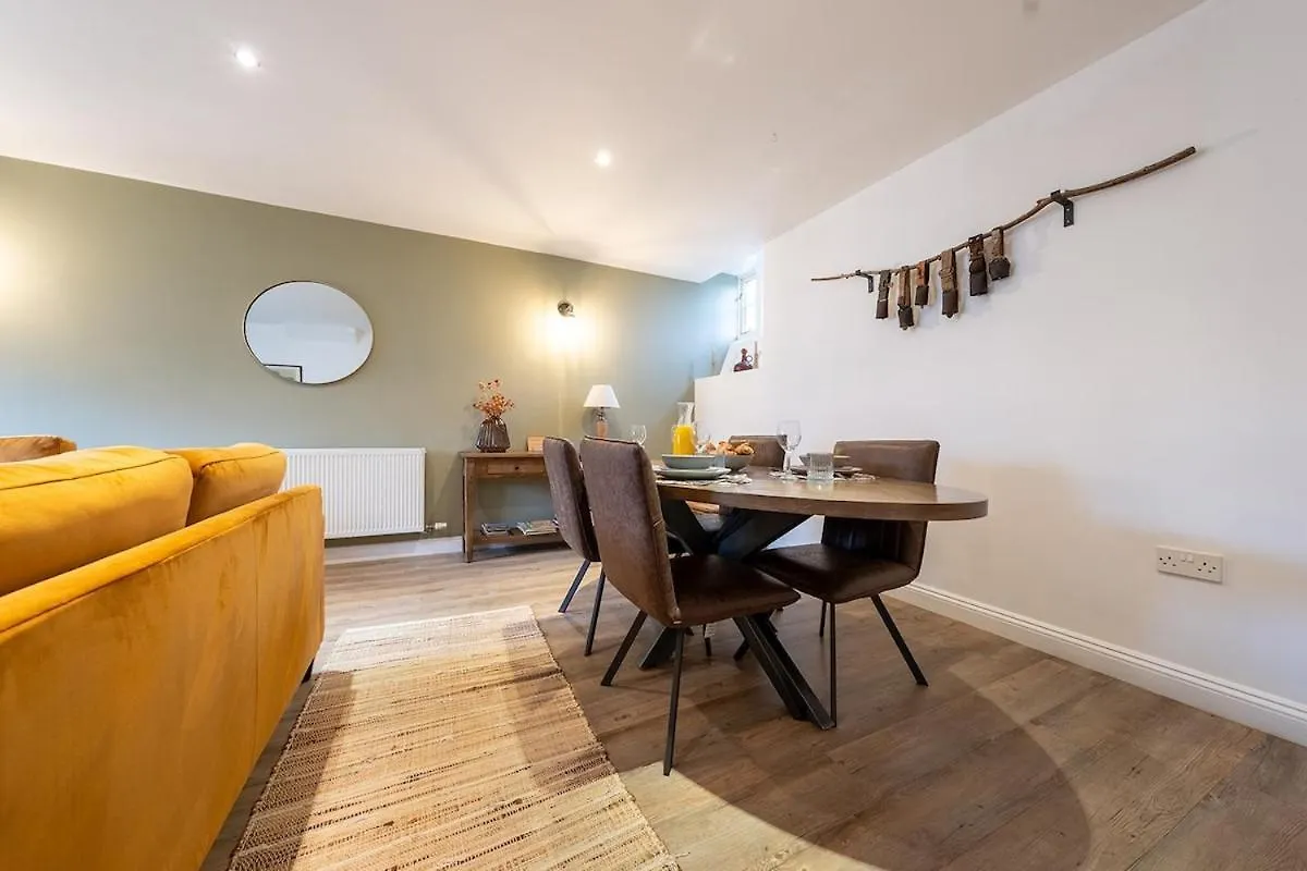Spacious & Relaxing With Free Parking