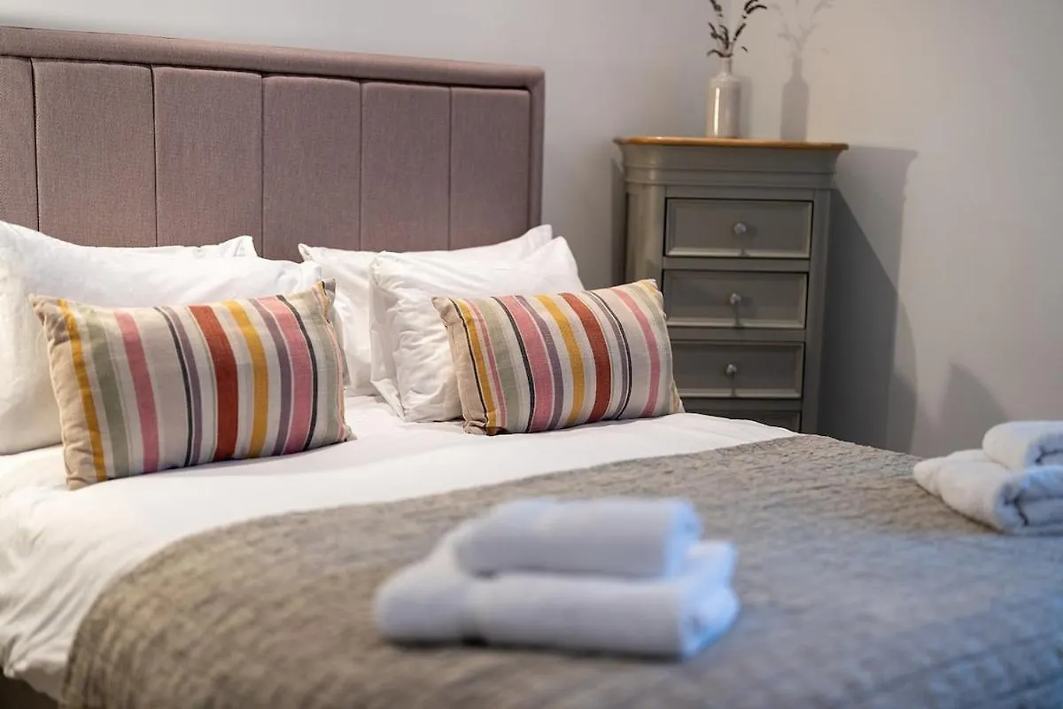 Spacious & Relaxing With Free Parking