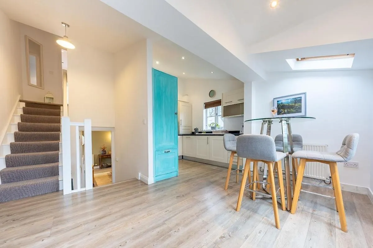 Holiday home Spacious & Relaxing With Free Parking
