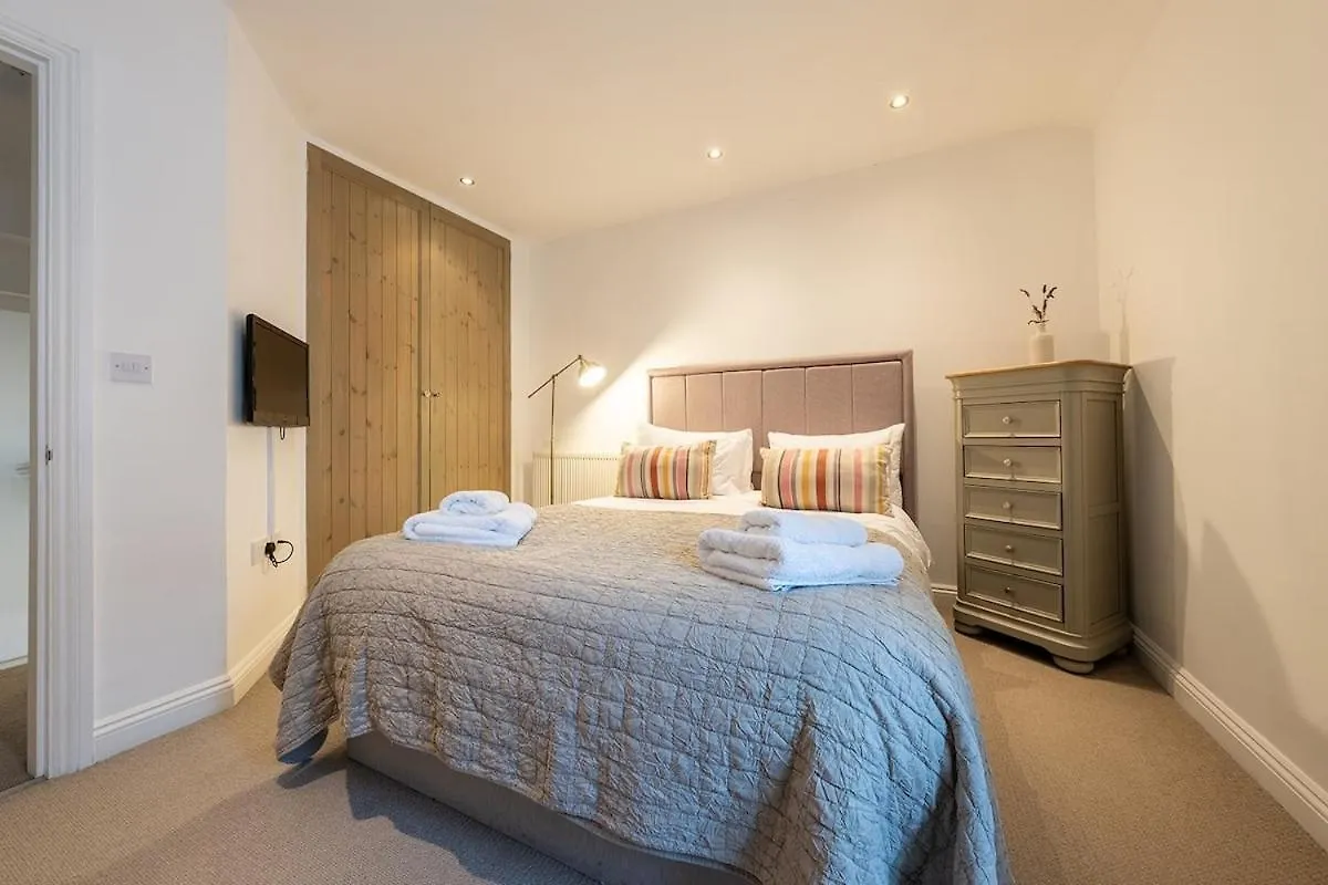 Spacious & Relaxing With Free Parking
