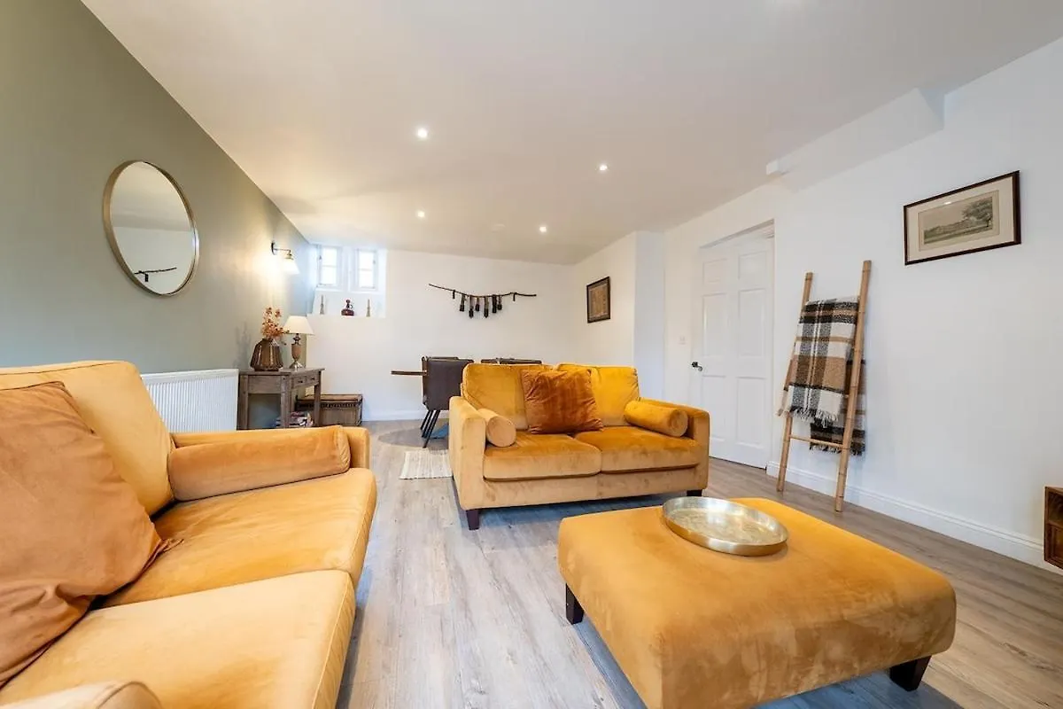 Spacious & Relaxing With Free Parking
