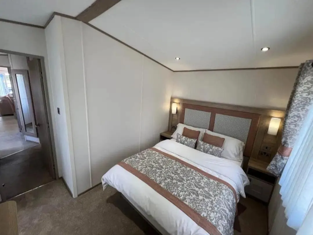 Lakeside Location, Sleeps 8, 3 Bedrooms, Fully Glazed Wrap Around Decking, Haven Lakeland, District