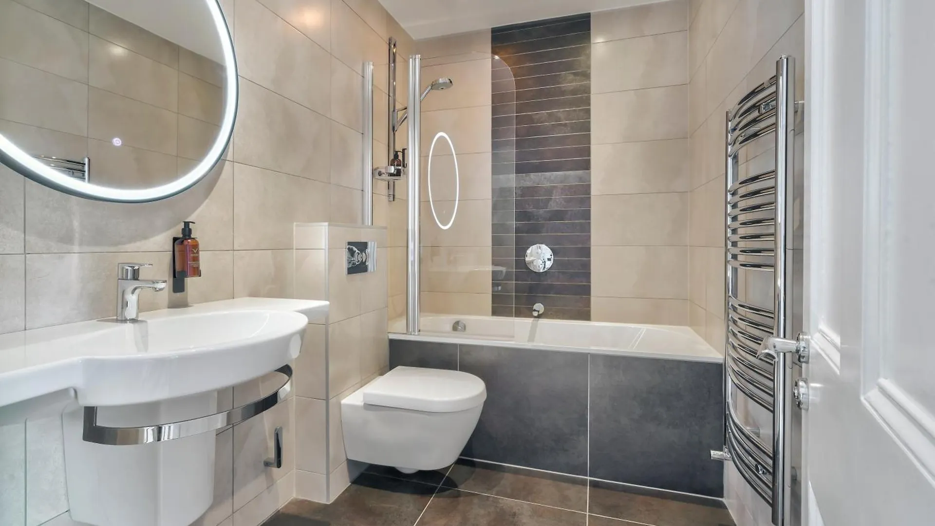 Rosemount District Townhouse With Hot Tub Windermere