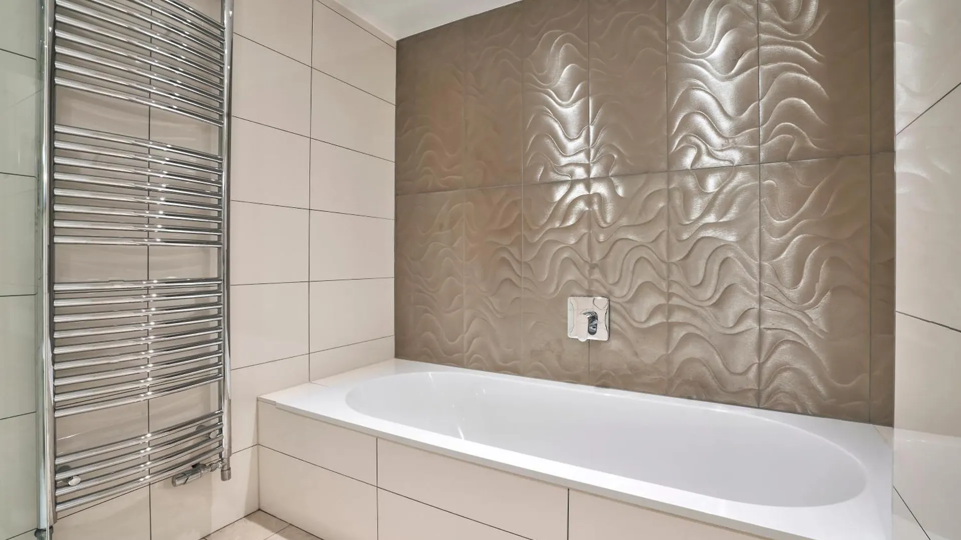 Rosemount District Townhouse With Hot Tub *