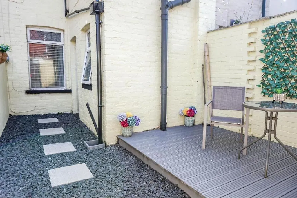 Lucky 7 - Ideal For Trade & Family - 2 Bedrooms - 2 Beds - Max 4 Guests - Close To Bae, Docks, District, Beaches *