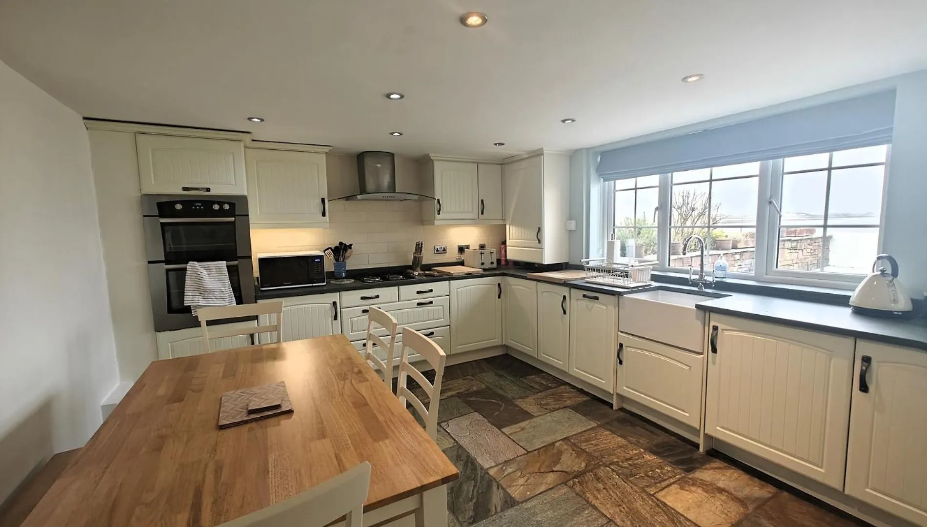 2 Bed In 95884 레이븐글래스