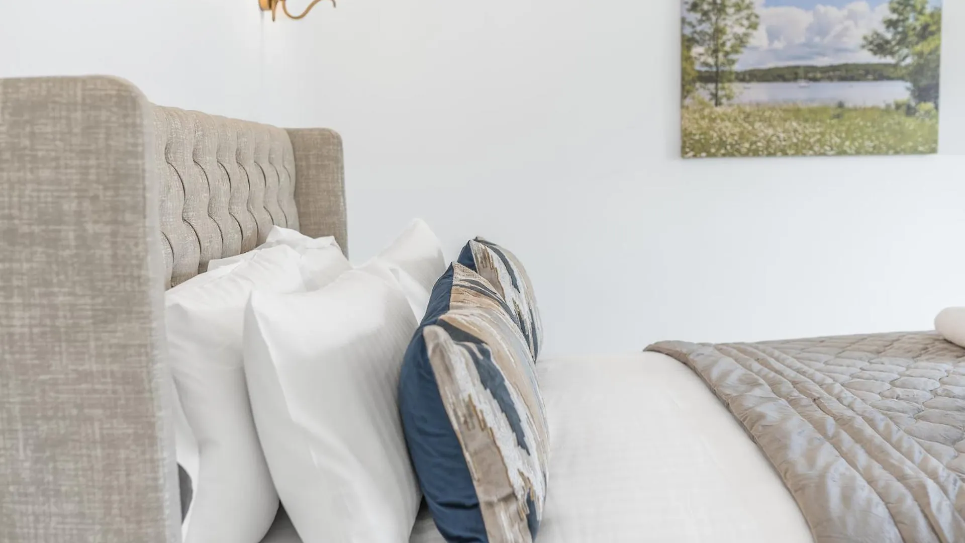 Location, Views, Parking Apartment *