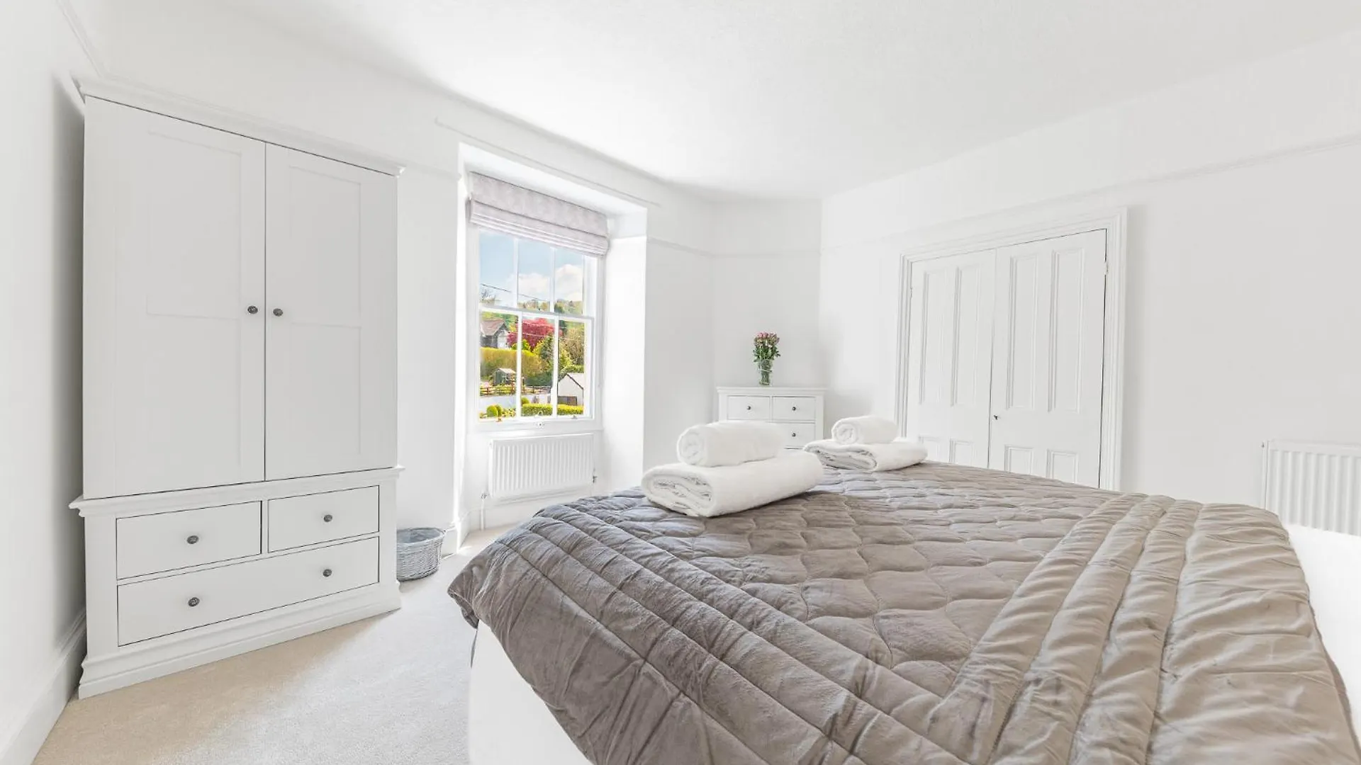Location, Views, Parking Apartment *