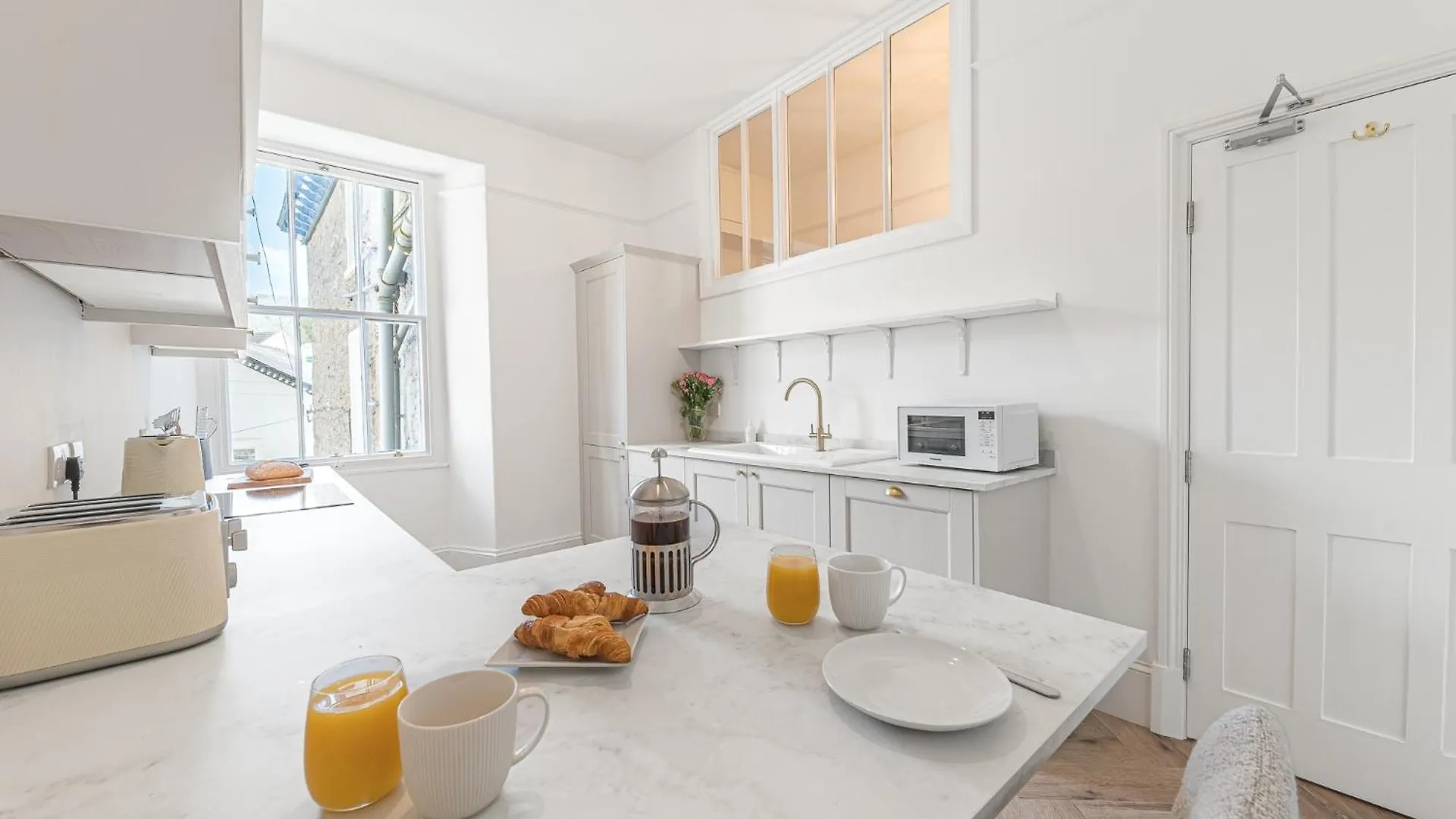 Location, Views, Parking Apartment *