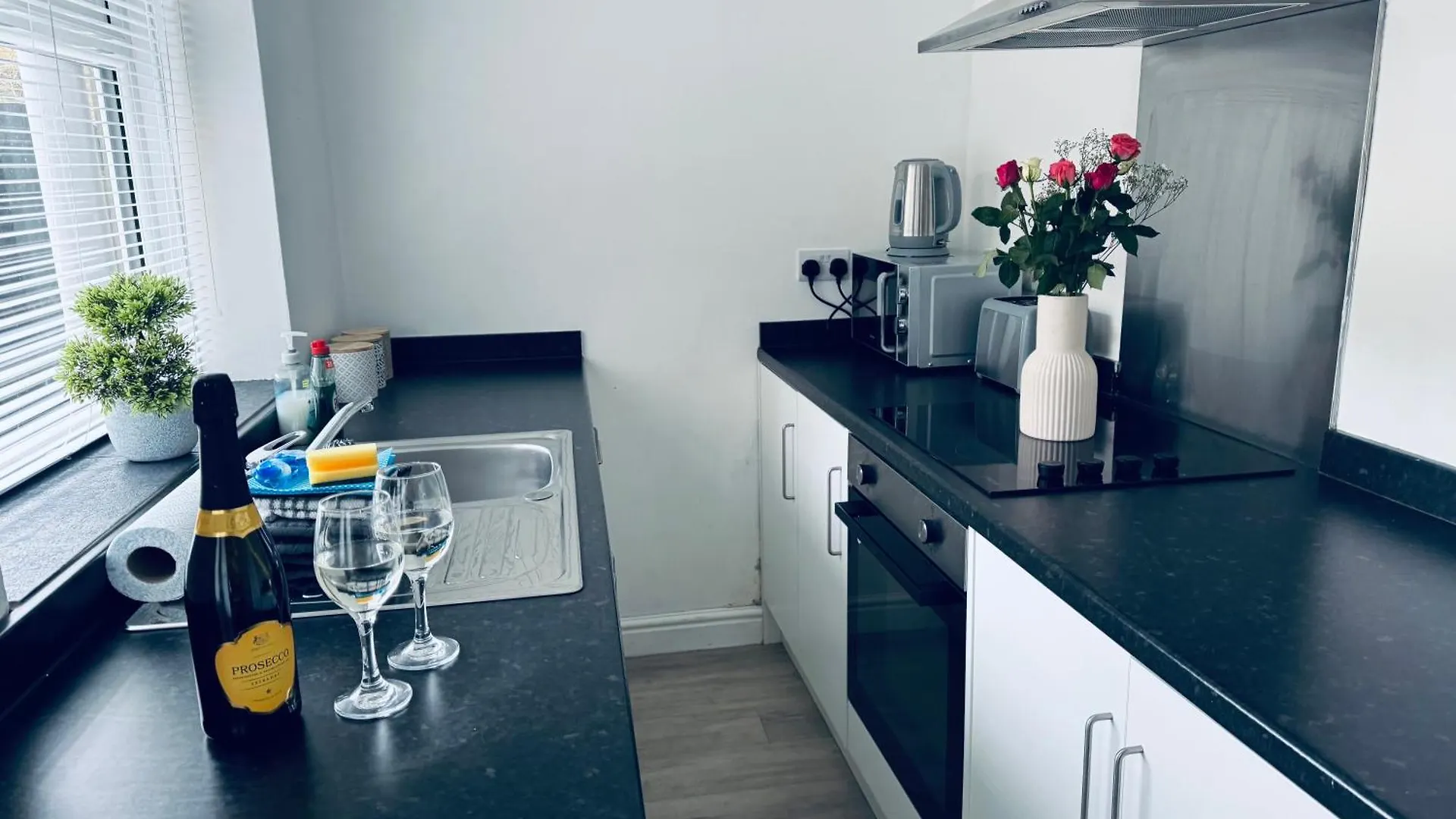 Holly House- 2 Bed Apartment *