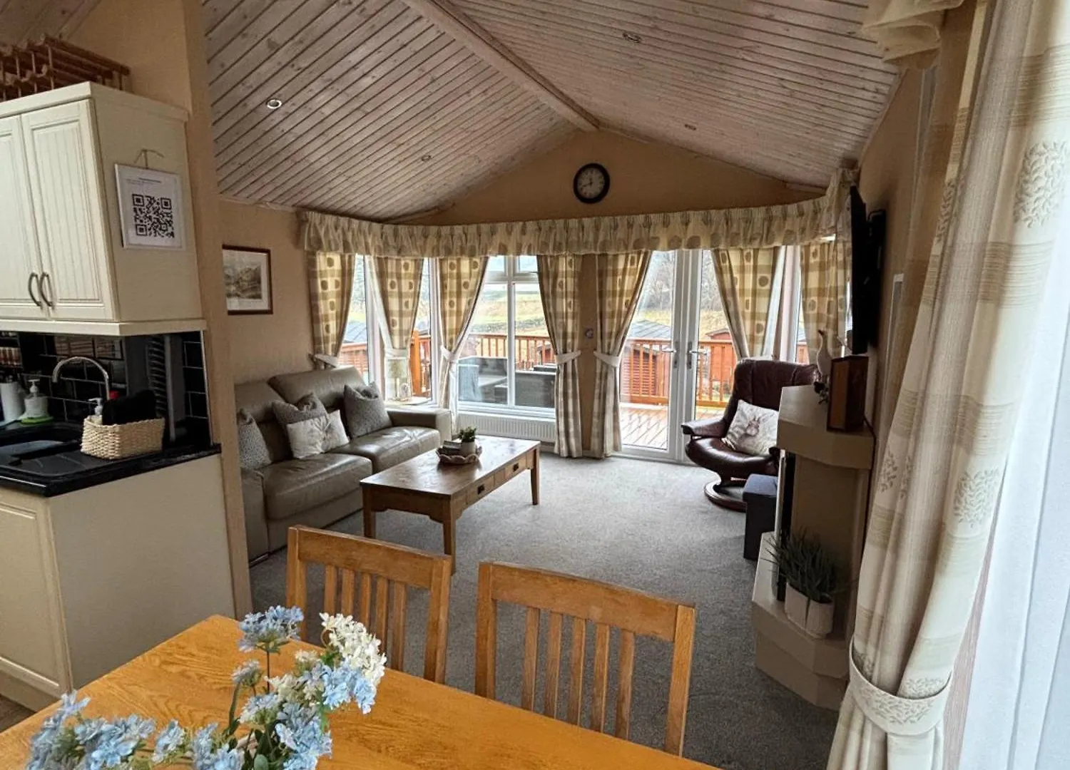 2br-lodge-sleeps4-valleyview-petfriendly *