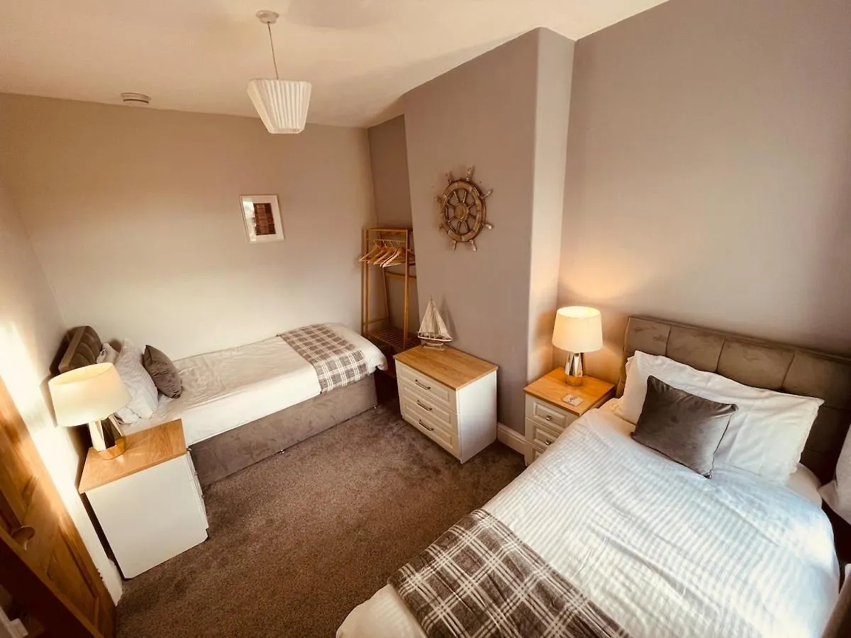 Delightful 3 Bedroom In Holiday home *