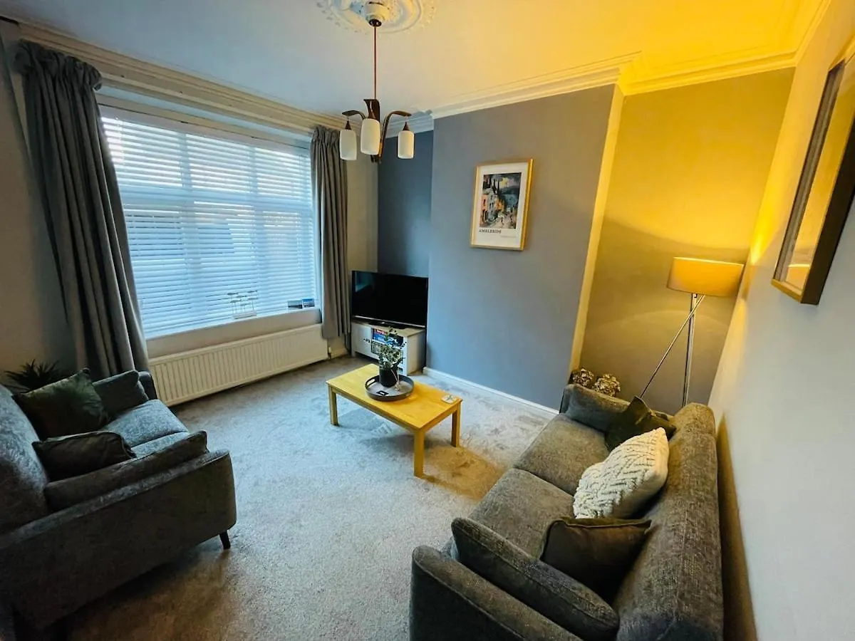 Delightful 3 Bedroom In Holiday home