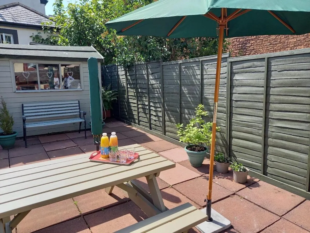 Duke's House, - Stunning Large - Town Centre On Your Doorstep - 5 Bedrooms & Sun Trap Garden - District