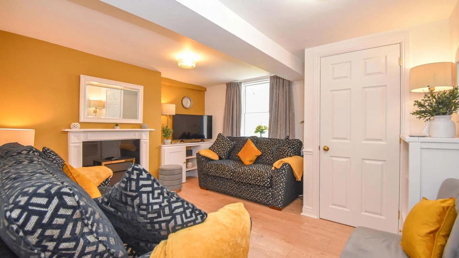 Holiday home Duke's House, - Stunning Large - Town Centre On Your Doorstep - 5 Bedrooms & Sun Trap Garden - District