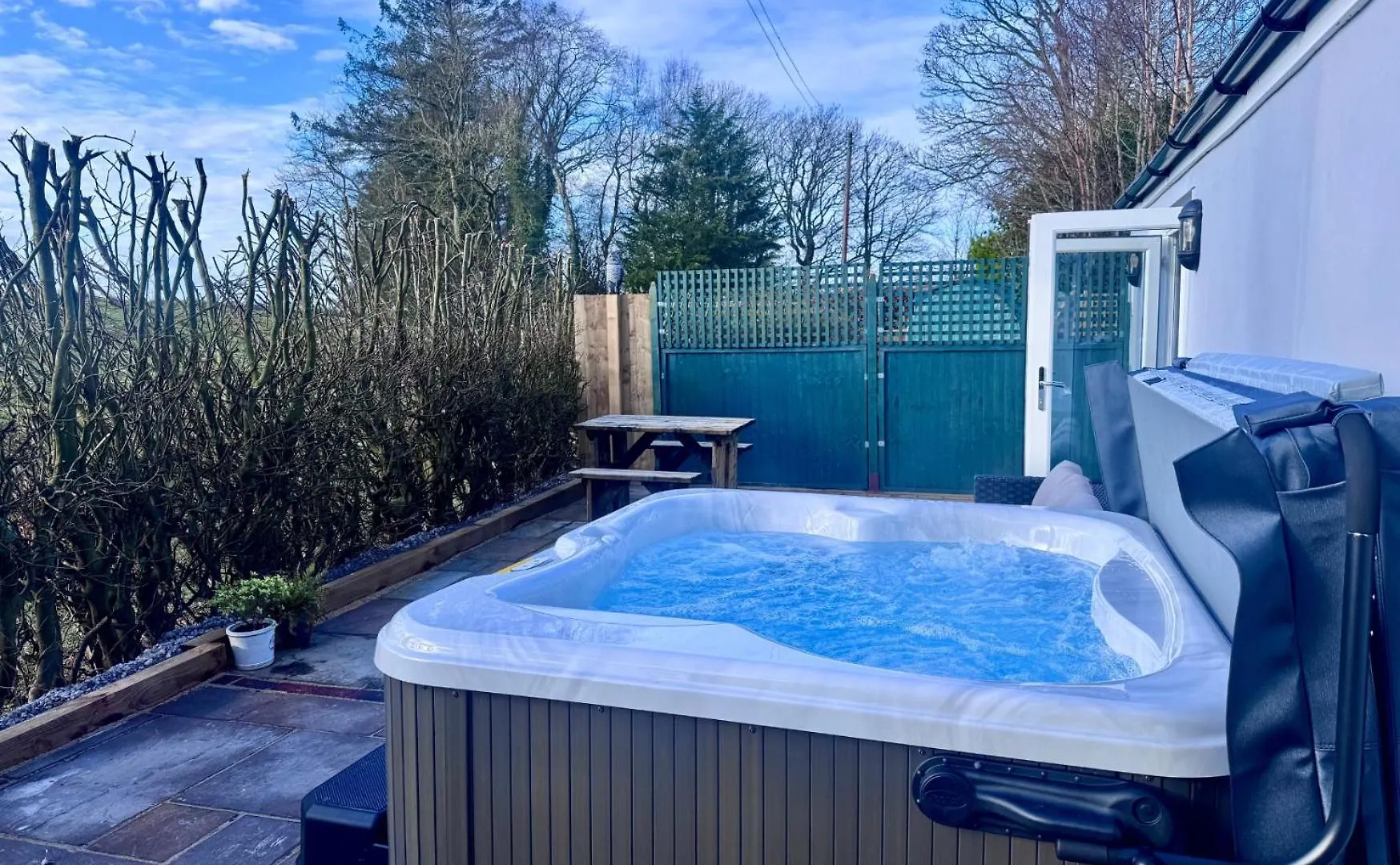 Scenery Hill Hideaways The Coach House Charming Retreat With Jacuzzi And Bbq Hut Near The District *