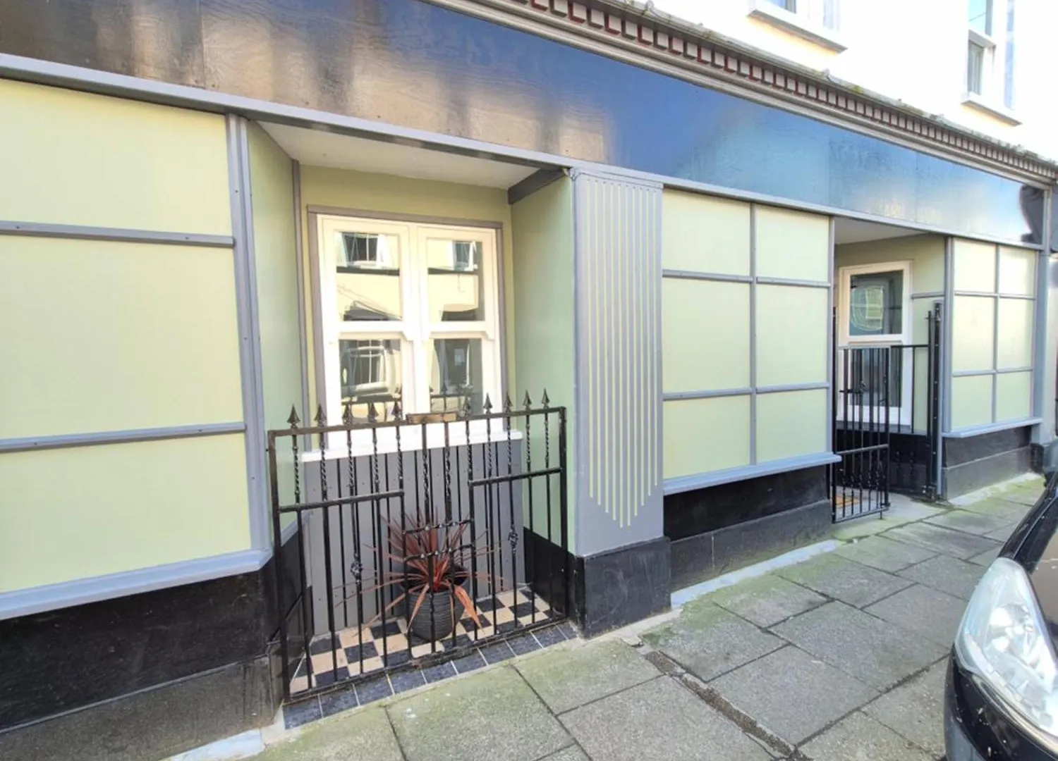 Town Centre Ground Floor Apartment *