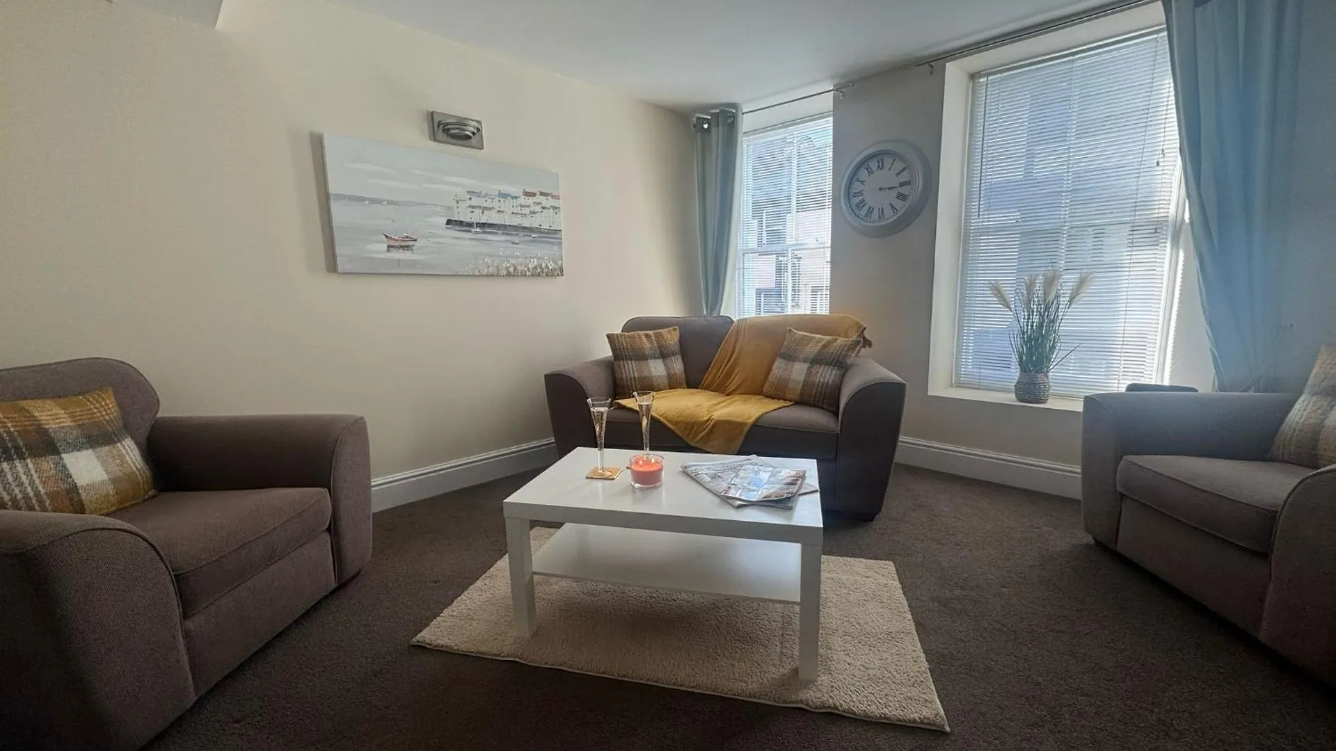 Apartment 2 Hicks Lane, 1 *