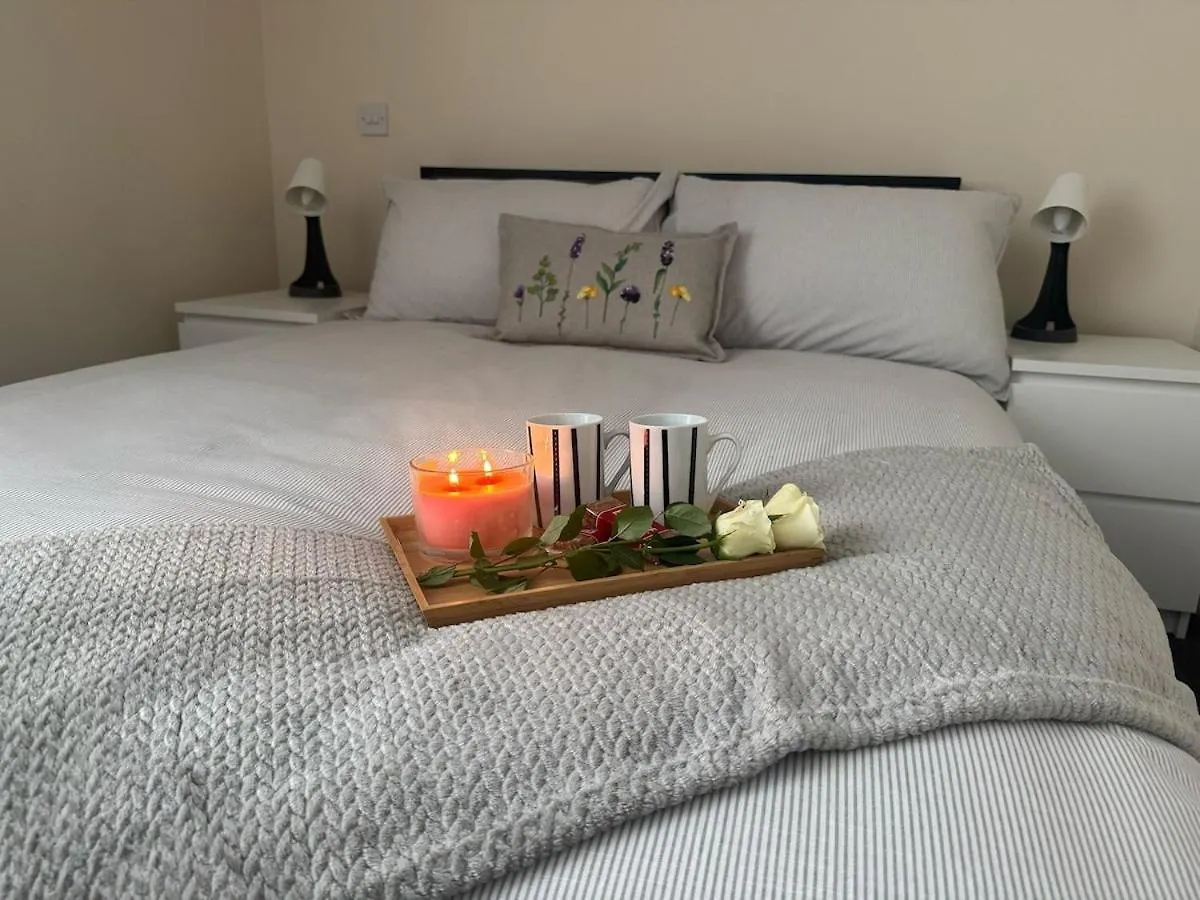Apartment 2 Hicks Lane, 1 *
