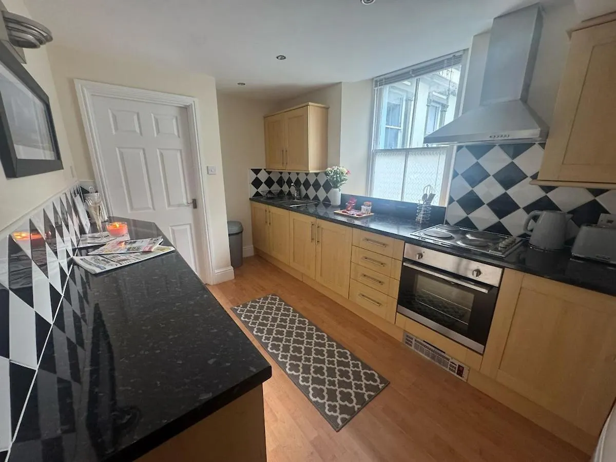 Apartment 2 Hicks Lane, 1 *