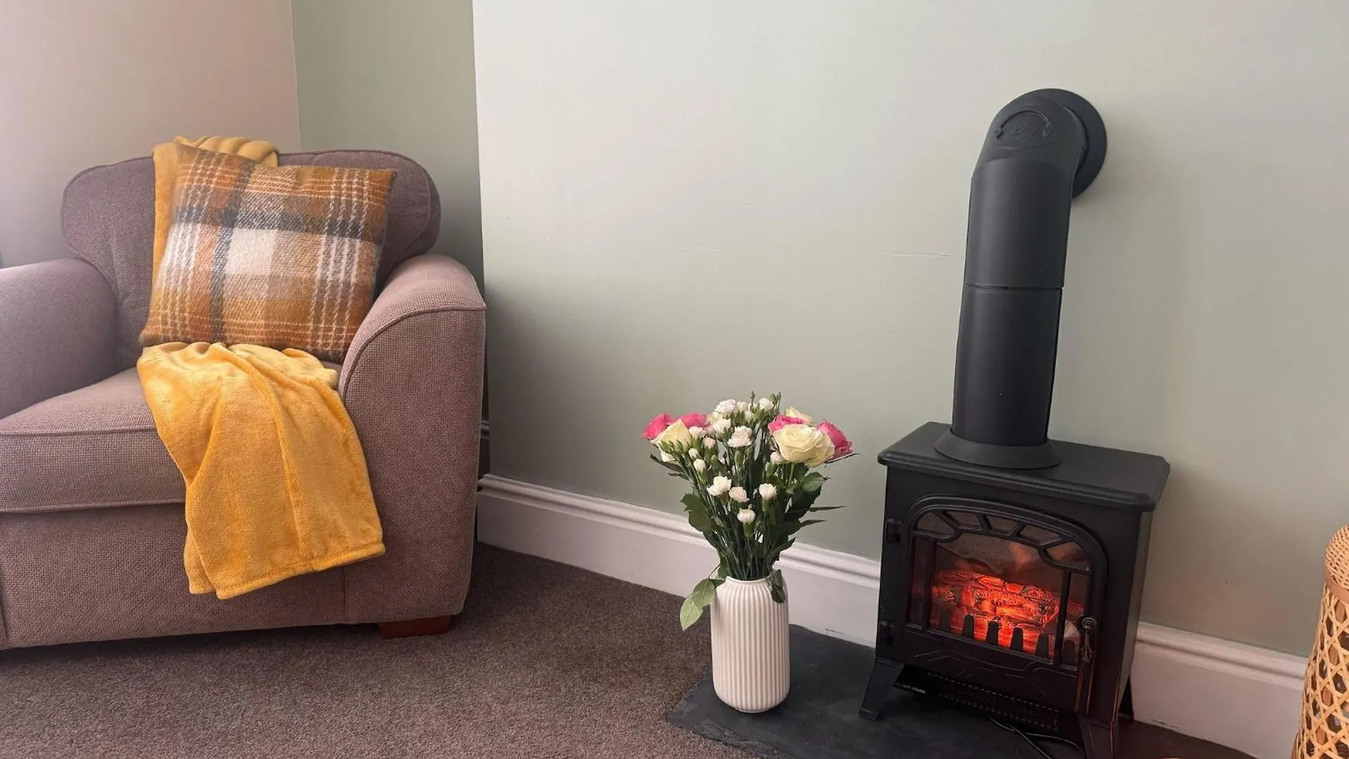 Apartment 2 Hicks Lane, 1 *