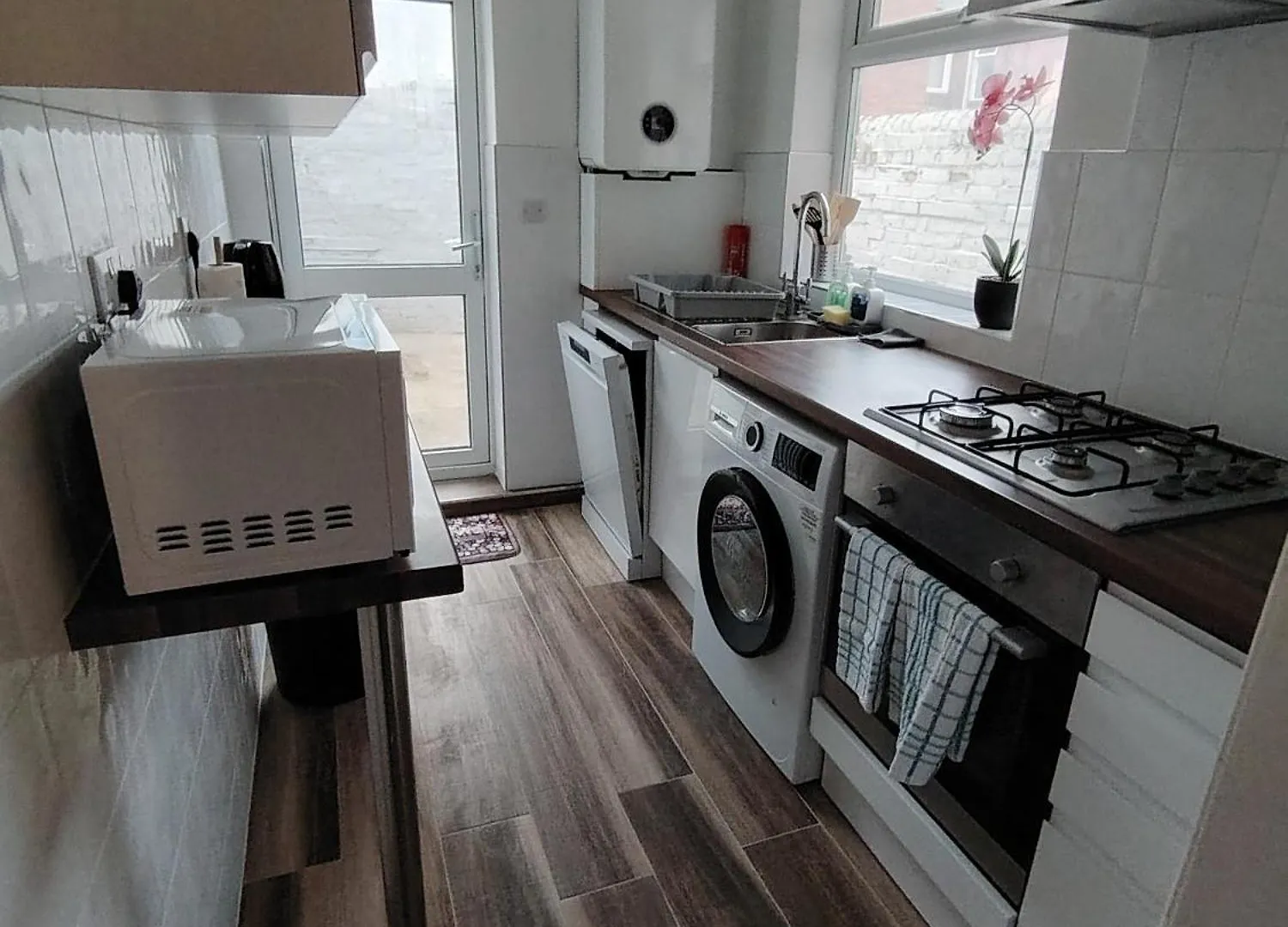 Lucky 15 - Ideal For Trade & Family - 2 Bedrooms - 2 Beds - Max 4 Guests - Close To Bae, Docks, District, Beaches *