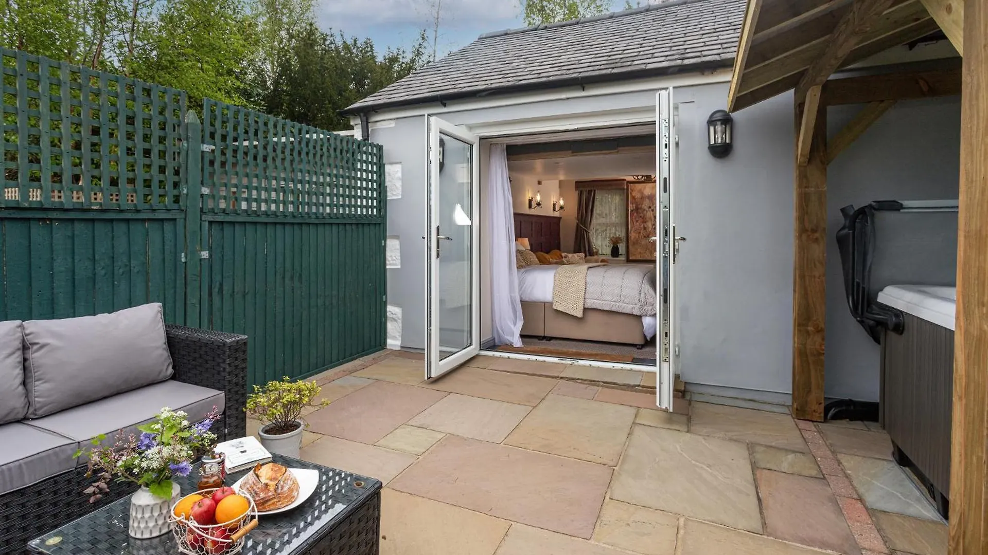 Holiday home Scenery Hill Hideaways The Coach House Charming Retreat With Jacuzzi And Bbq Hut Near The District Workington