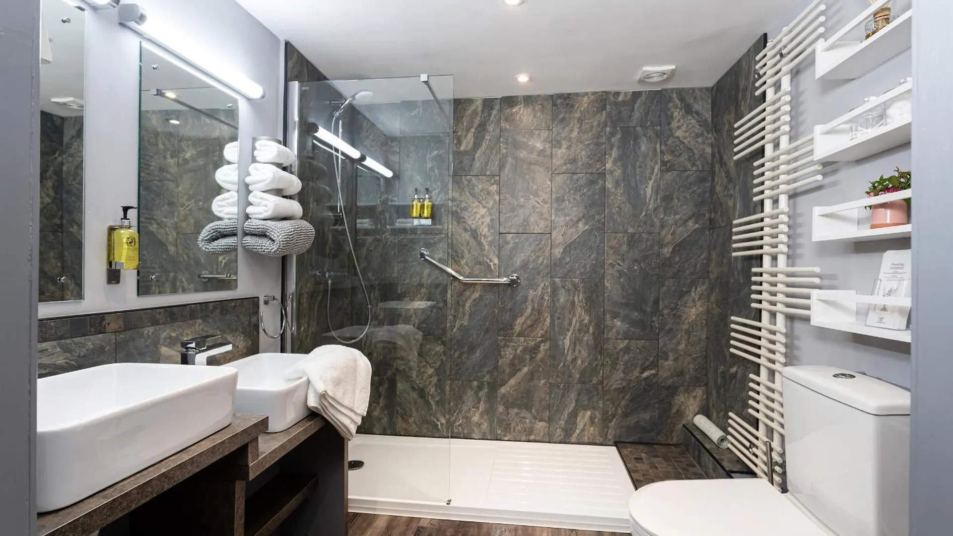 Scenery Hill Hideaways The Coach House Charming Retreat With Jacuzzi And Bbq Hut Near The District *