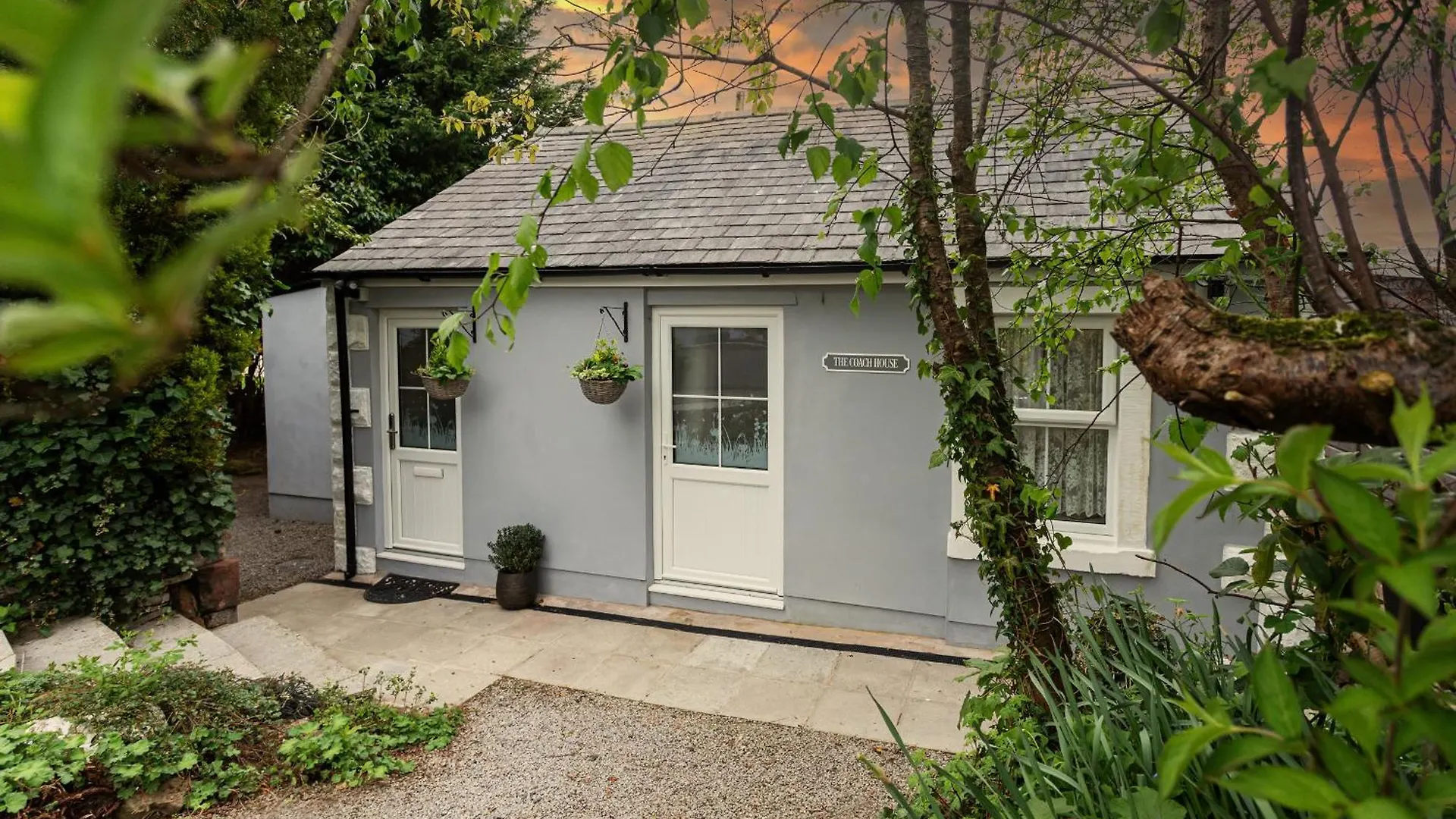 Casa de Férias Scenery Hill Hideaways The Coach House Charming Retreat With Jacuzzi And Bbq Hut Near The District