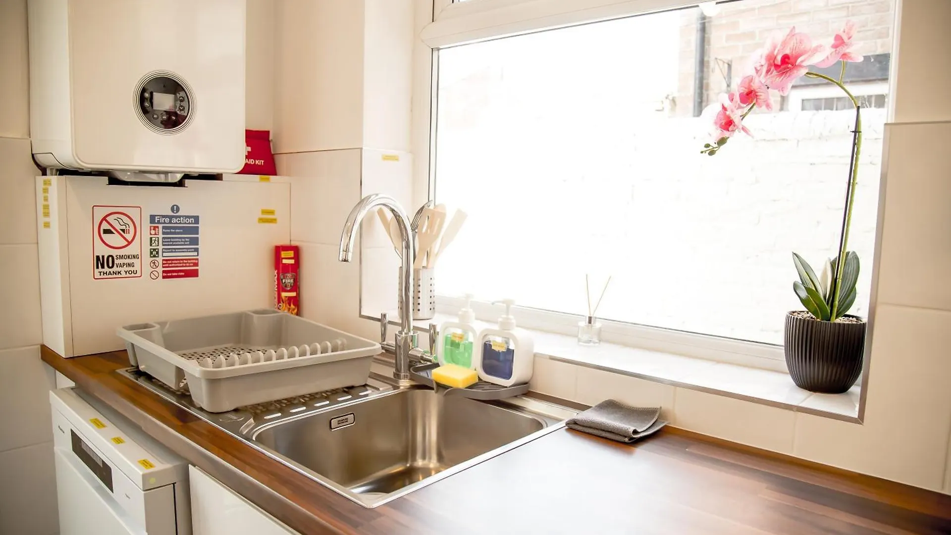 Holiday home Lucky 15 - Ideal For Trade & Family - 2 Bedrooms - 2 Beds - Max 4 Guests - Close To Bae, Docks, District, Beaches *