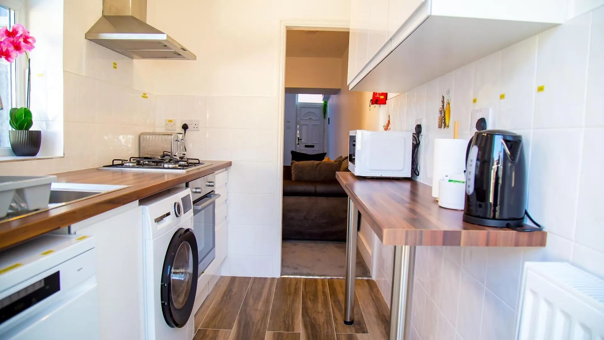 Lucky 15 - Ideal For Trade & Family - 2 Bedrooms - 2 Beds - Max 4 Guests - Close To Bae, Docks, District, Beaches *