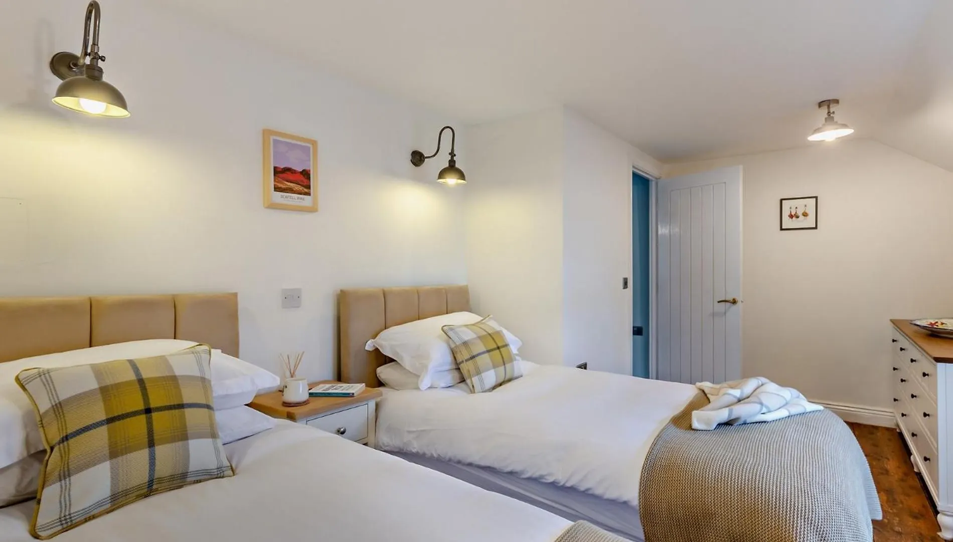 2 Bed In 95884