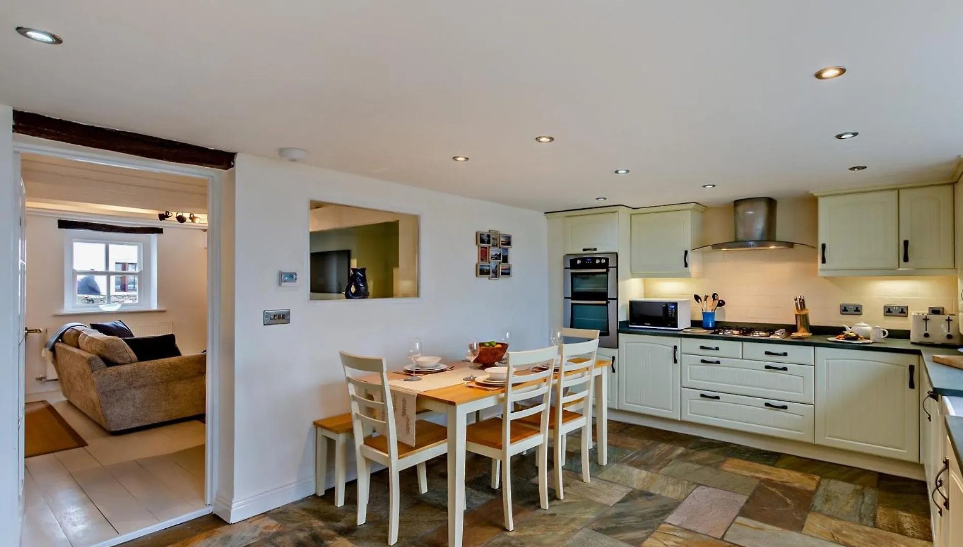2 Bed In 95884
