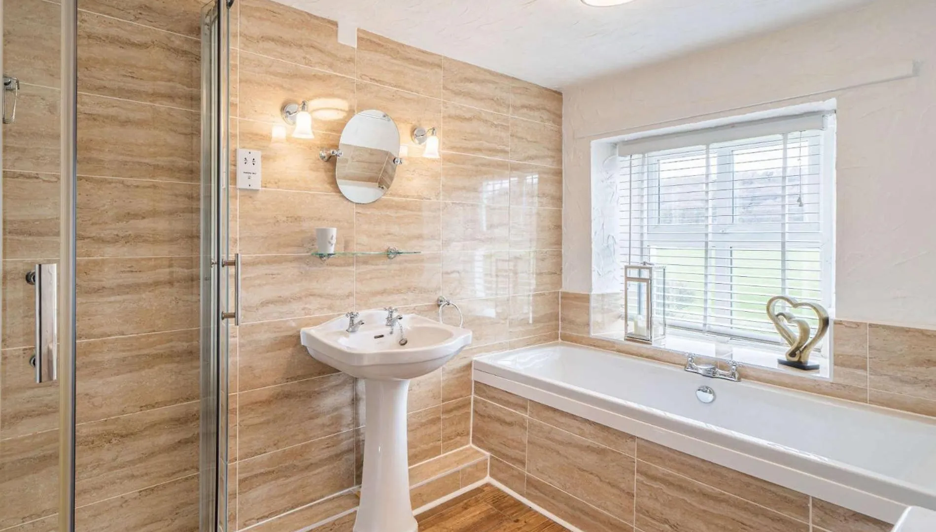 2 Bed In Lcc02 * Bouth