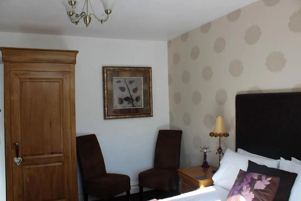 Pensión Invergarry Only For Adults 4*