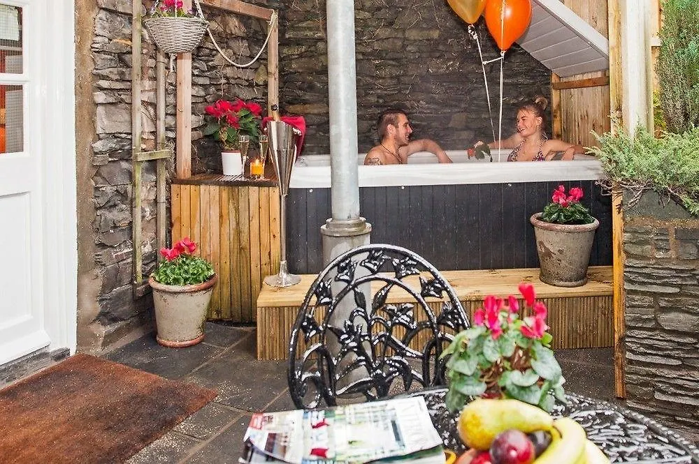 Boutique & Hot Tubs 윈더미어