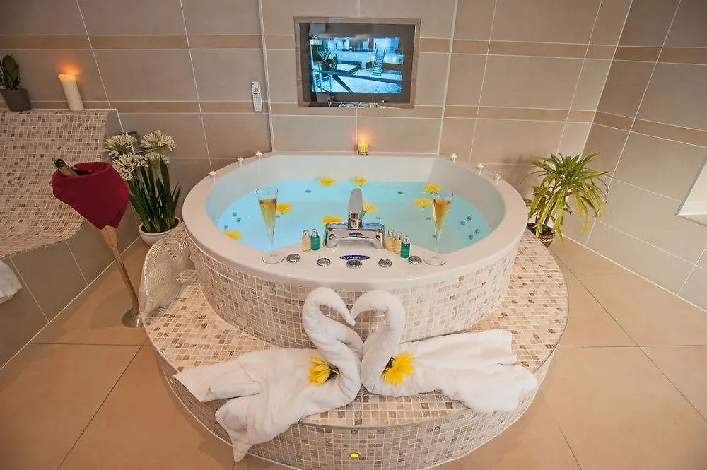 Boutique & Hot Tubs 윈더미어