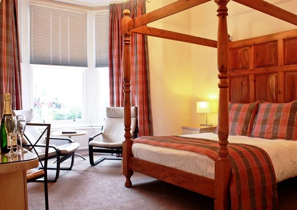 Lakes Hotel