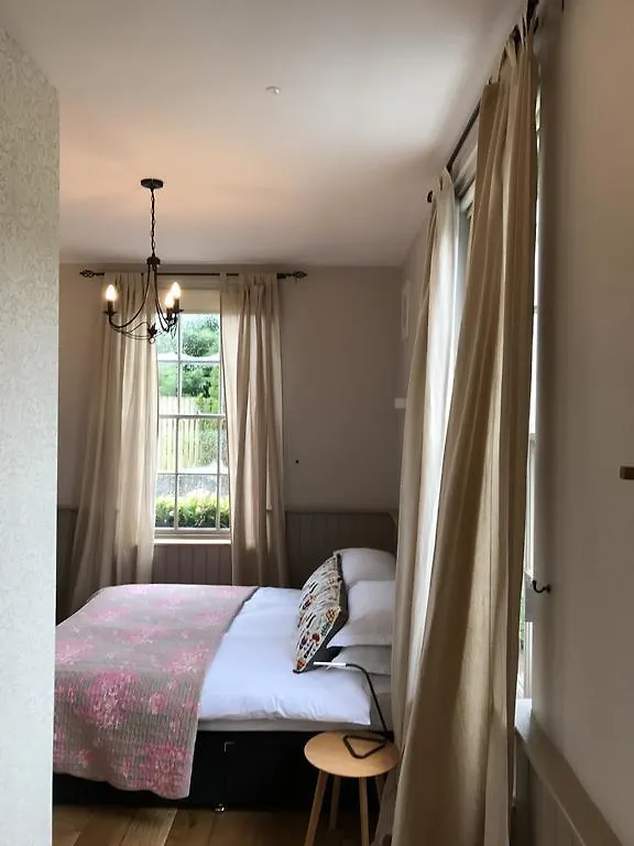 Inn The Church House 2*