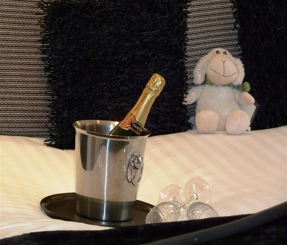 招待所 Glenville House - Adults Only - Incl Free Off-site Health Club With Swimming Pool, Hot Tub, Sauna & Steam 鲍内斯温德米尔