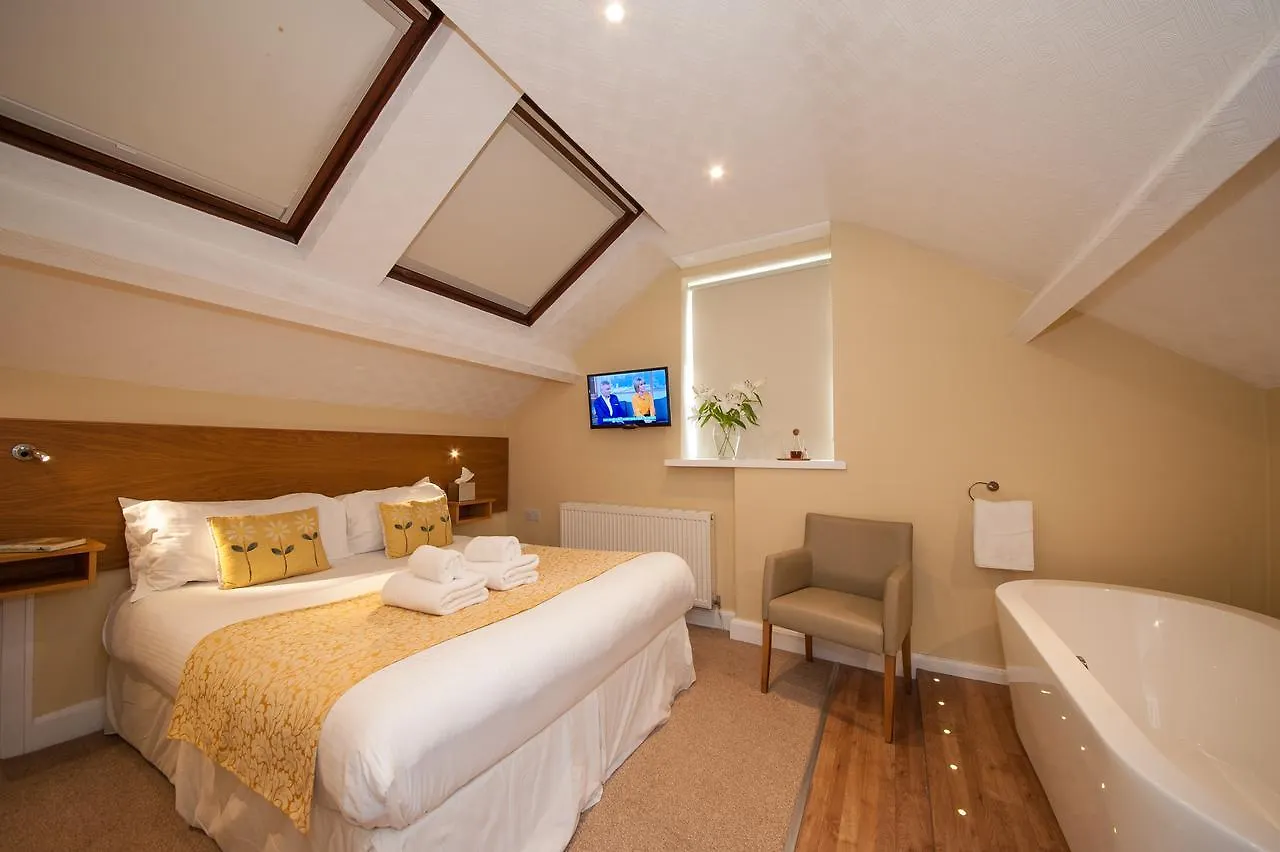 Konukevi The Coppice - Including Off-site Health Club 4*