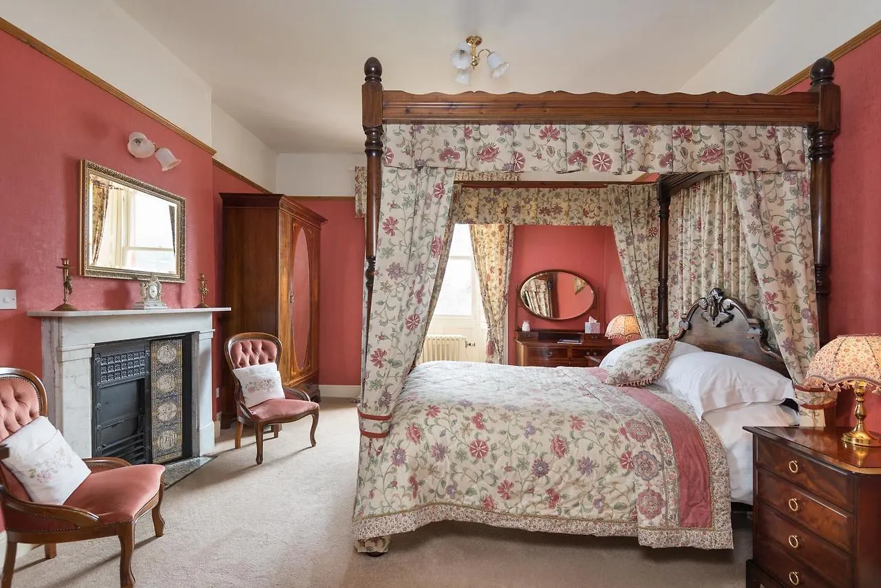 Acorn House 4*