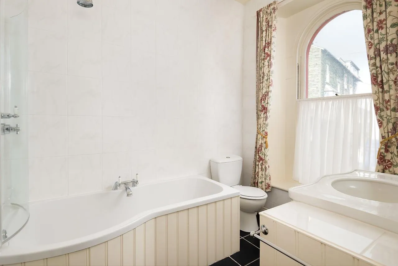 Acorn House 4*