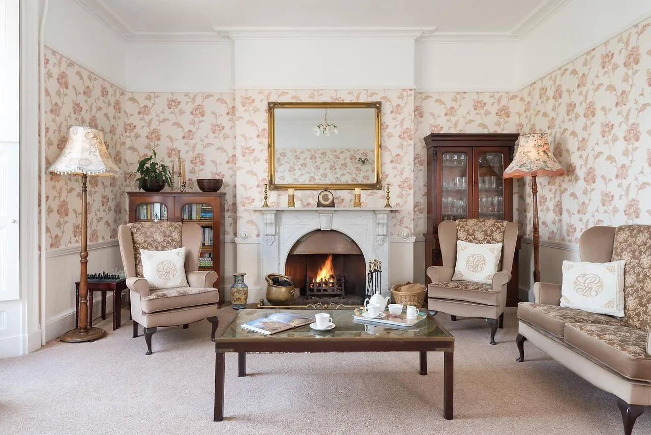 Acorn House 4*