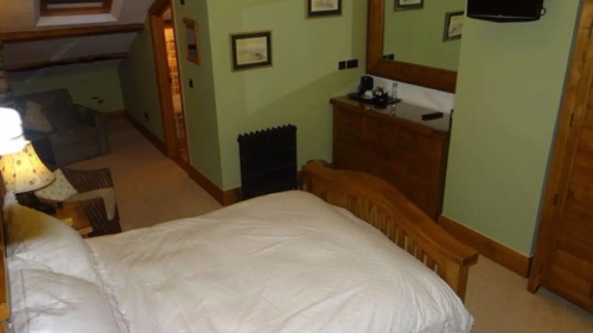 The Wayside And Whisky Barn 4*