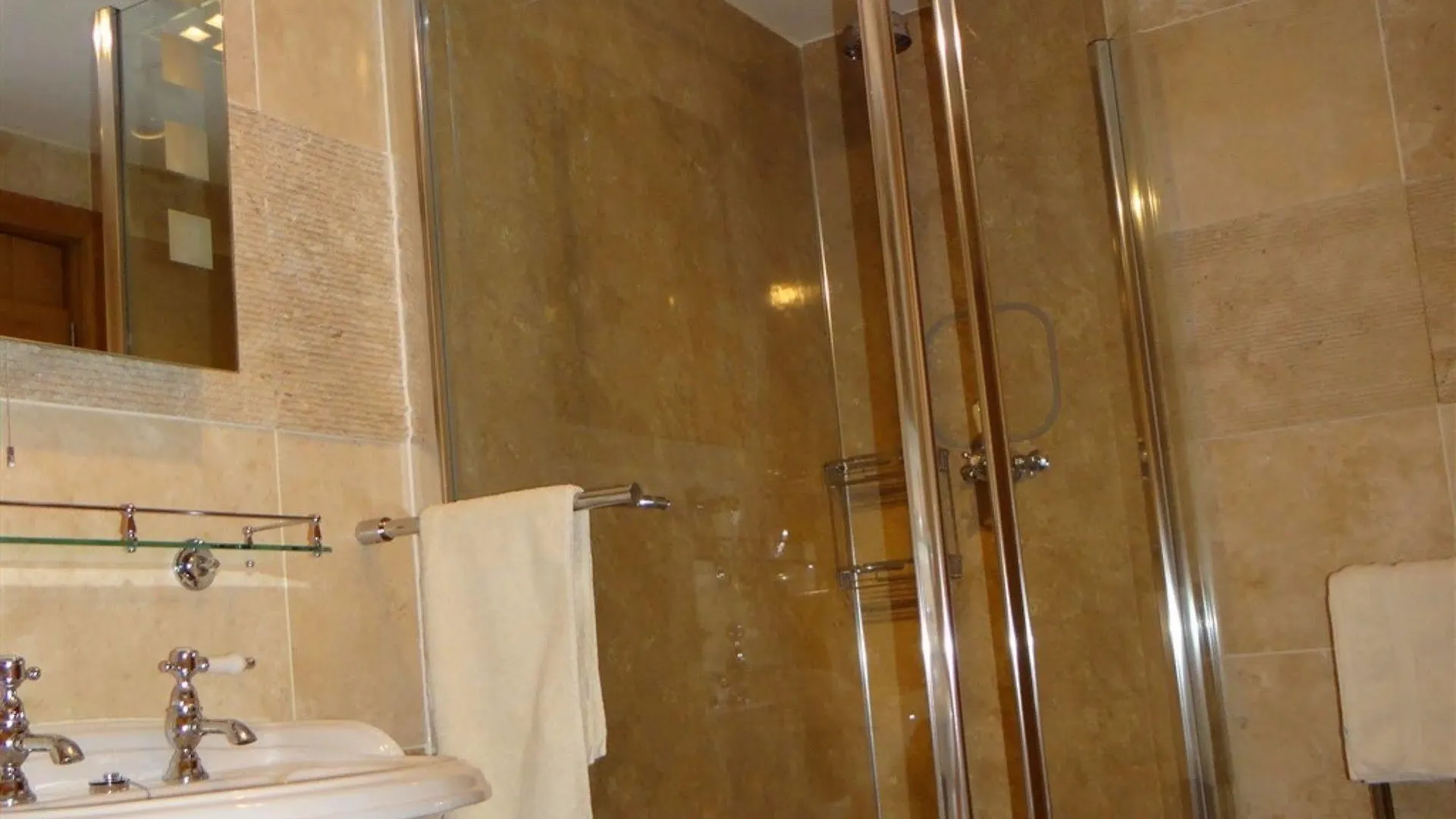 Casa de hóspedes The Wayside And Whisky Barn 4*