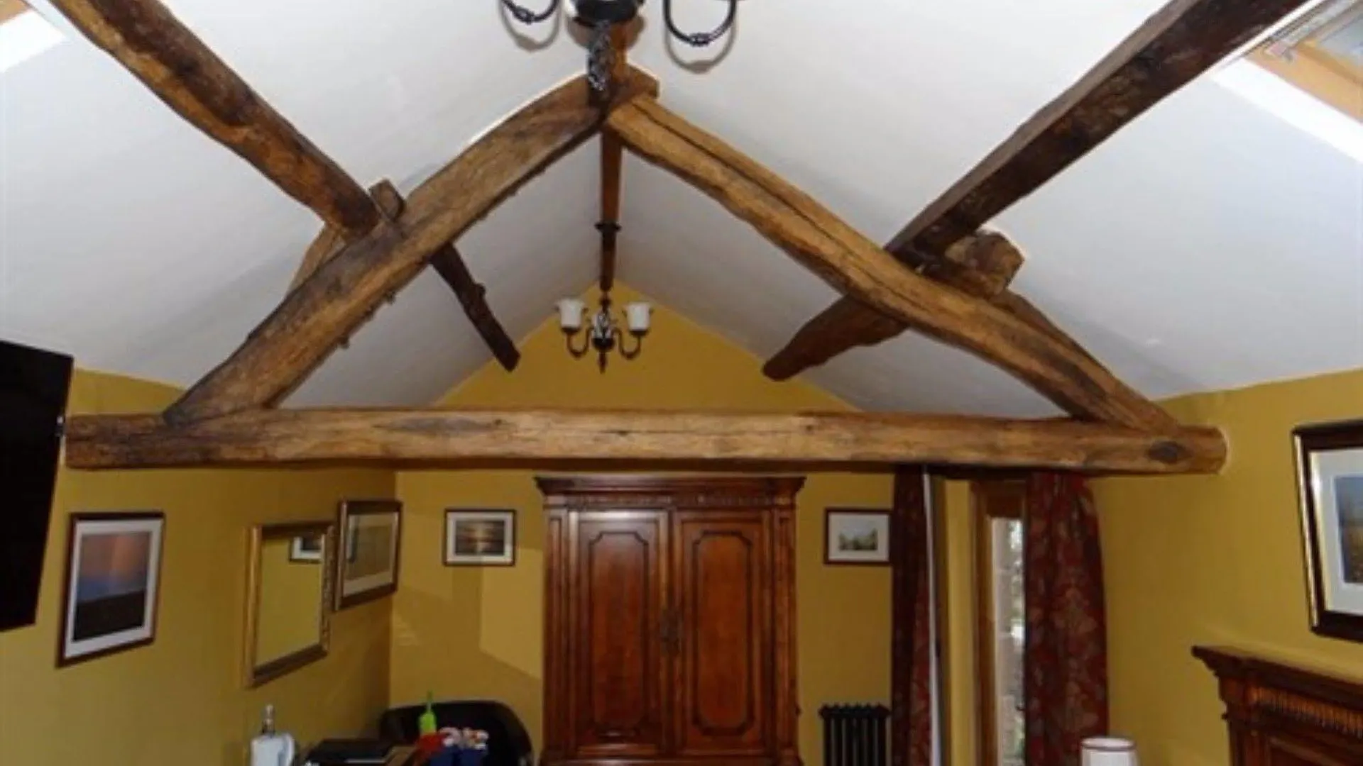 The Wayside And Whisky Barn 4*